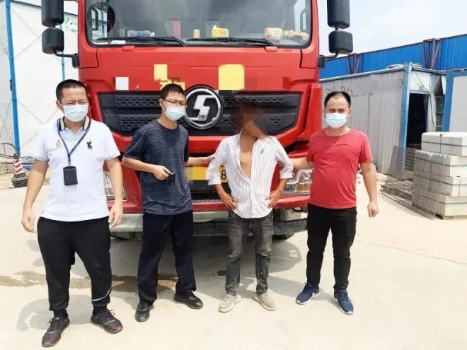 开货车进工地盗防水材料 夫妻大盗落网